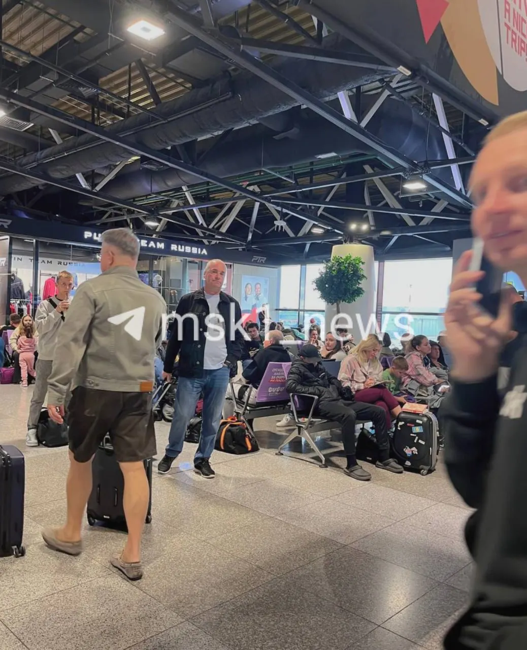 В крупнейших московских аэропортах сохраняются массовые задержки вылетов и прилетов.