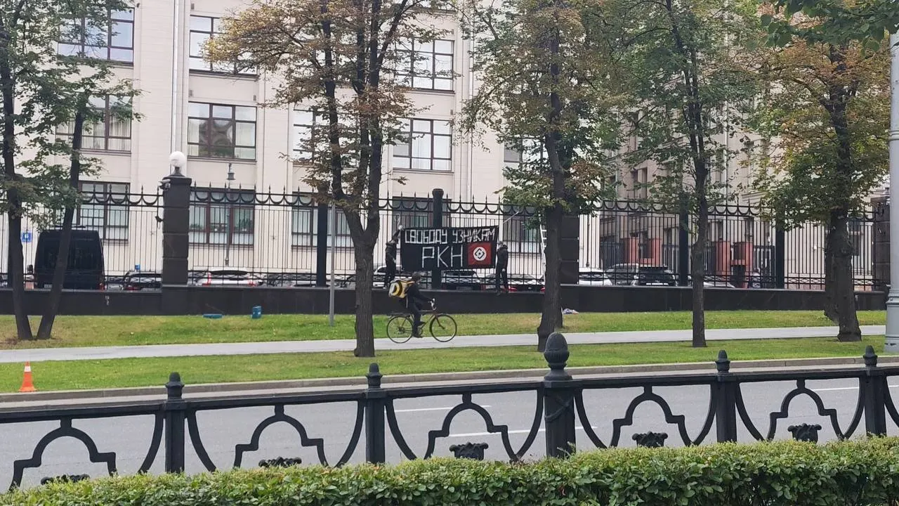 У Старой площади в Москве неизвестные вывесили баннер с призывом освободить задержанных по делу о хулиганстве, акция поддержана активистами и осуждена судебная система; сегодня никто не был задержан.