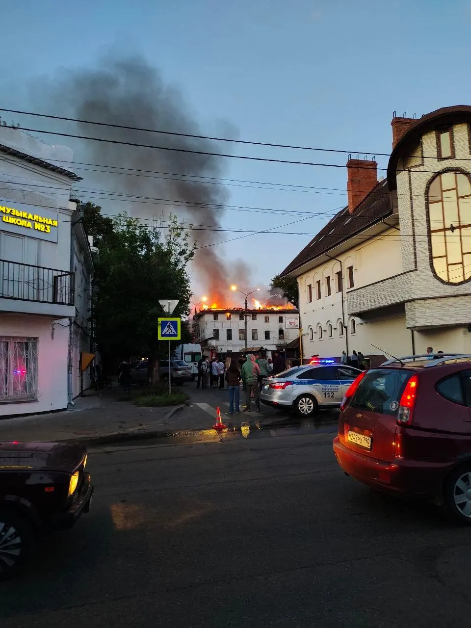 Пожар произошёл в жилом доме на Коммунистическом переулке; огонь локализован на третьем этаже, но риск распространения на нижние этажи сохраняется. Пожарные работают на месте.
