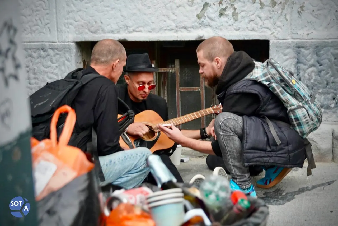Горожане и музыканты собрались у памятной стены Виктора Цоя на Арбате, чтобы исполнить песни «Кино» и почтить лидера группы.