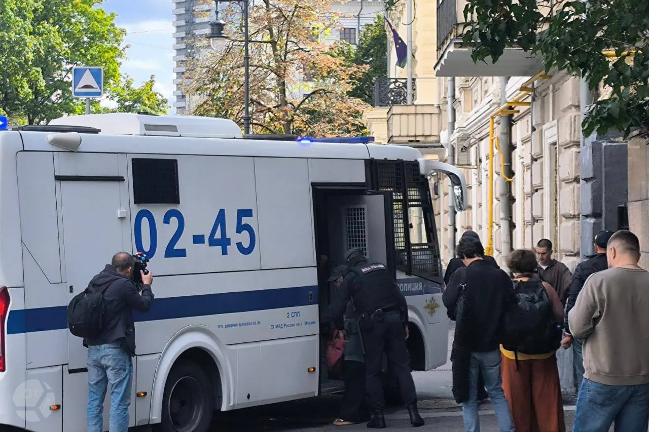 После задержания в Москве журналист был отпущен с предостережением; в отдел доставлено 18 человек, среди них пятеро несовершеннолетних.