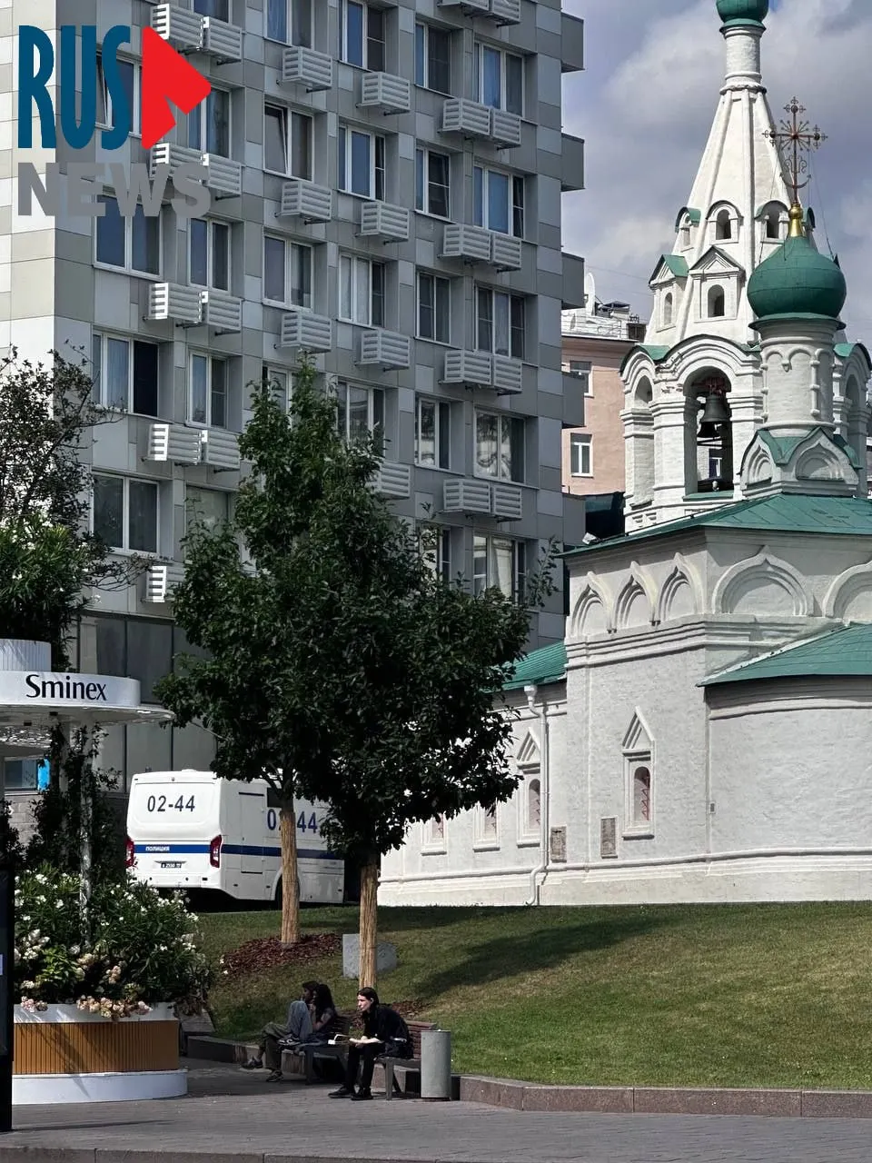 У церкви Симеона Столпника рядом с Верховным судом задержали нескольких молодых людей; ситуация продолжается.