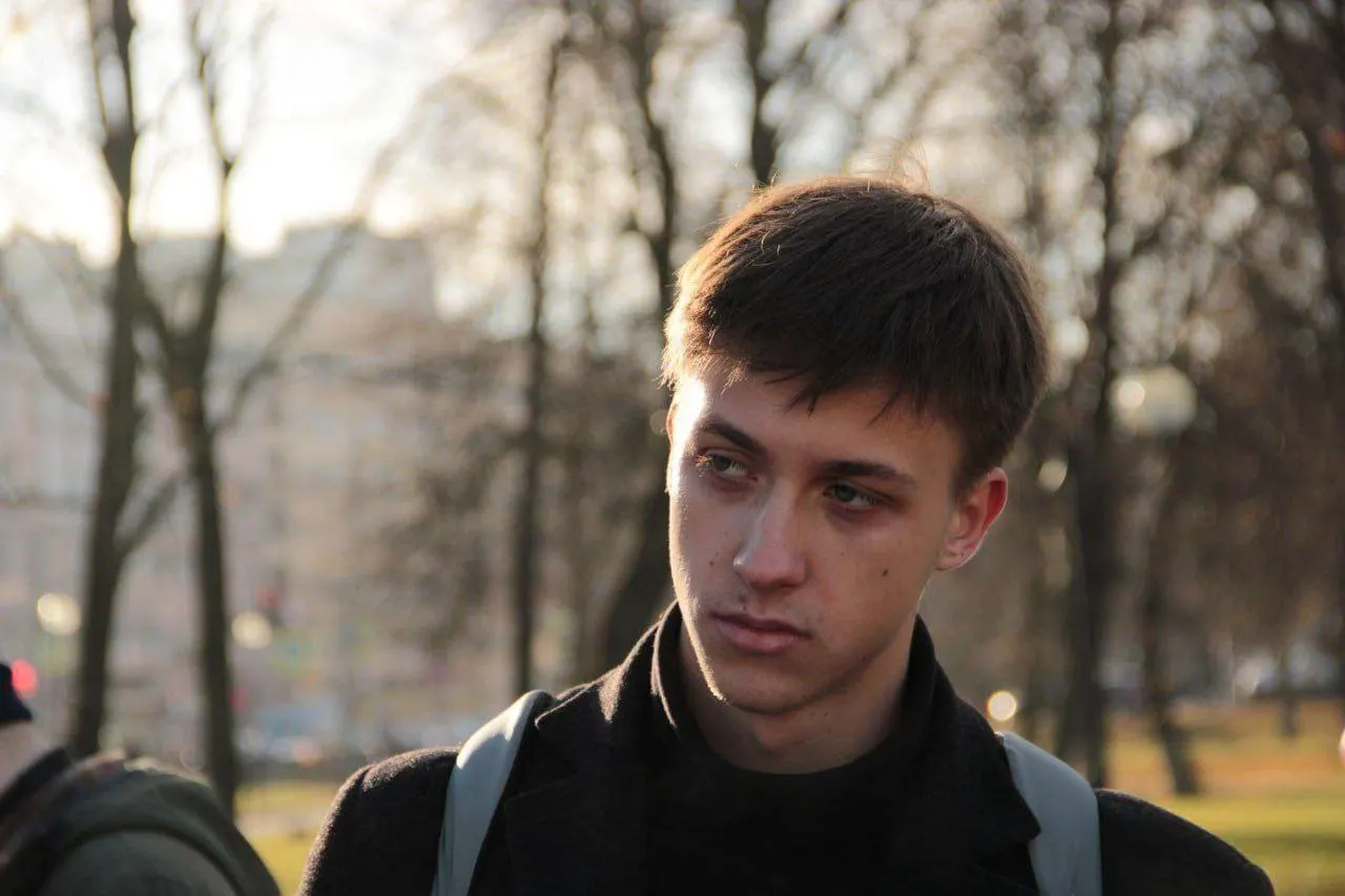 Замоскворецкий районный суд Москвы отказал 19-летнему активисту Евгению Малюгину в удовлетворении иска об отмене решения о включении его в реестр иностранных агентов; он стал самым молодым участником дела.
