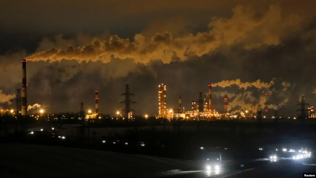 Ночью дроны атаковали НПЗ «Славнефть-ЯНОС» в Ярославле; зафиксированы возгорания, погиб один человек, десятки пострадали, инцидент затронул несколько регионов России.