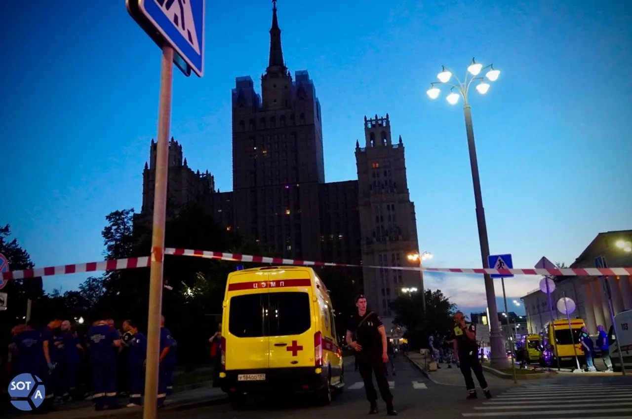 После взрыва рядом с рестораном на Кудринской площади территорию оцепили. На месте работают ФСБ, ОМОН, полиция и бригады скорой помощи, причины инцидента пока не названы.