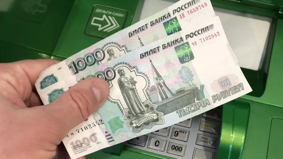 Гражданам рекомендуется установить суточные и месячные лимиты на снятие наличных и переводы по номеру телефона, чтобы снизить риски хищения средств; обсуждаются меры по ограничению онлайн-операций.