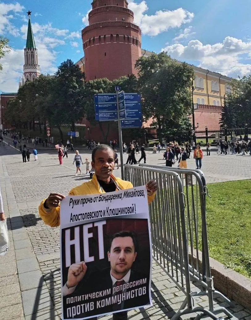 Пикеты КПРФ у Кремля и в регионах поддержали снятых с выборов кандидатов; акции сопровождались обсуждением штрафов и арестов по старым публикациям.