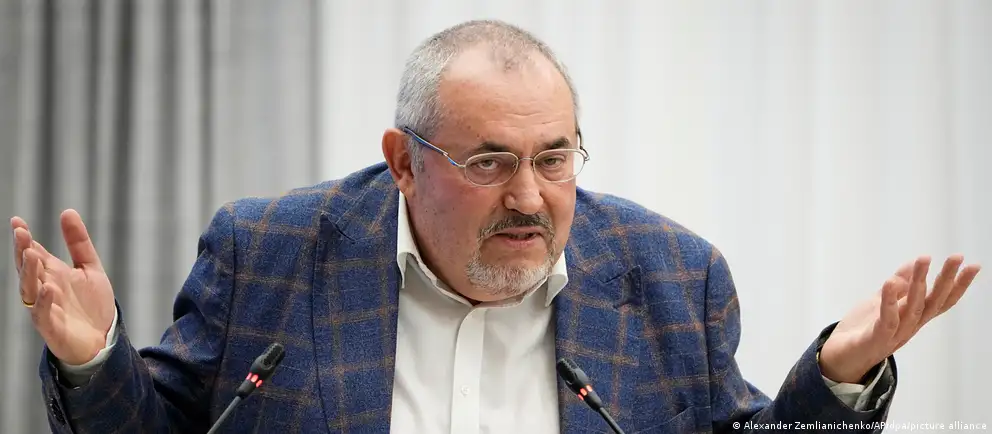 Бывший кандидат в президенты рассказал о выборе между заключением и эмиграцией после получения повестки, затем он вылетел за пределы России и заявил о свободной жизни за границей.