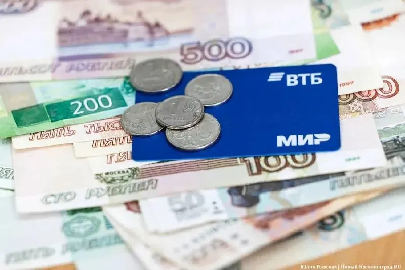 Через две недели в России стартует массовое внедрение цифрового рубля. Регулятор сообщил, что все системно значимые банки готовы к запуску третьей формы нацвалюты, а клиенты смогут пользоваться депозитами и кредитами в новой валюте.
