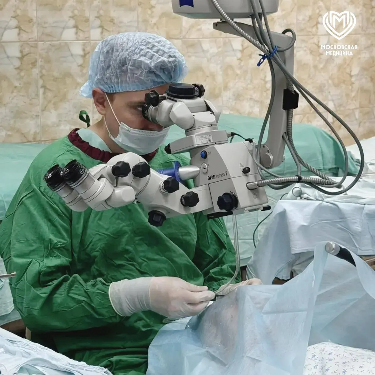 У пациента диагностировали осложненную катаракту и подвывих хрусталика; операция прошла успешно.