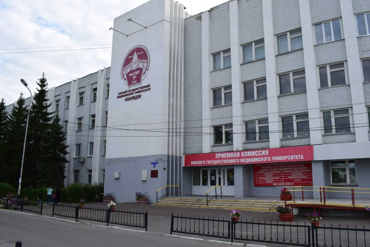 Повторный набор в ординатуру объявлен в ОмГМУ: свободно 28 бюджетных мест. Аналогичная ситуация наблюдается и в вузах по России; новые правила требуют обязательной отработки после обучения.