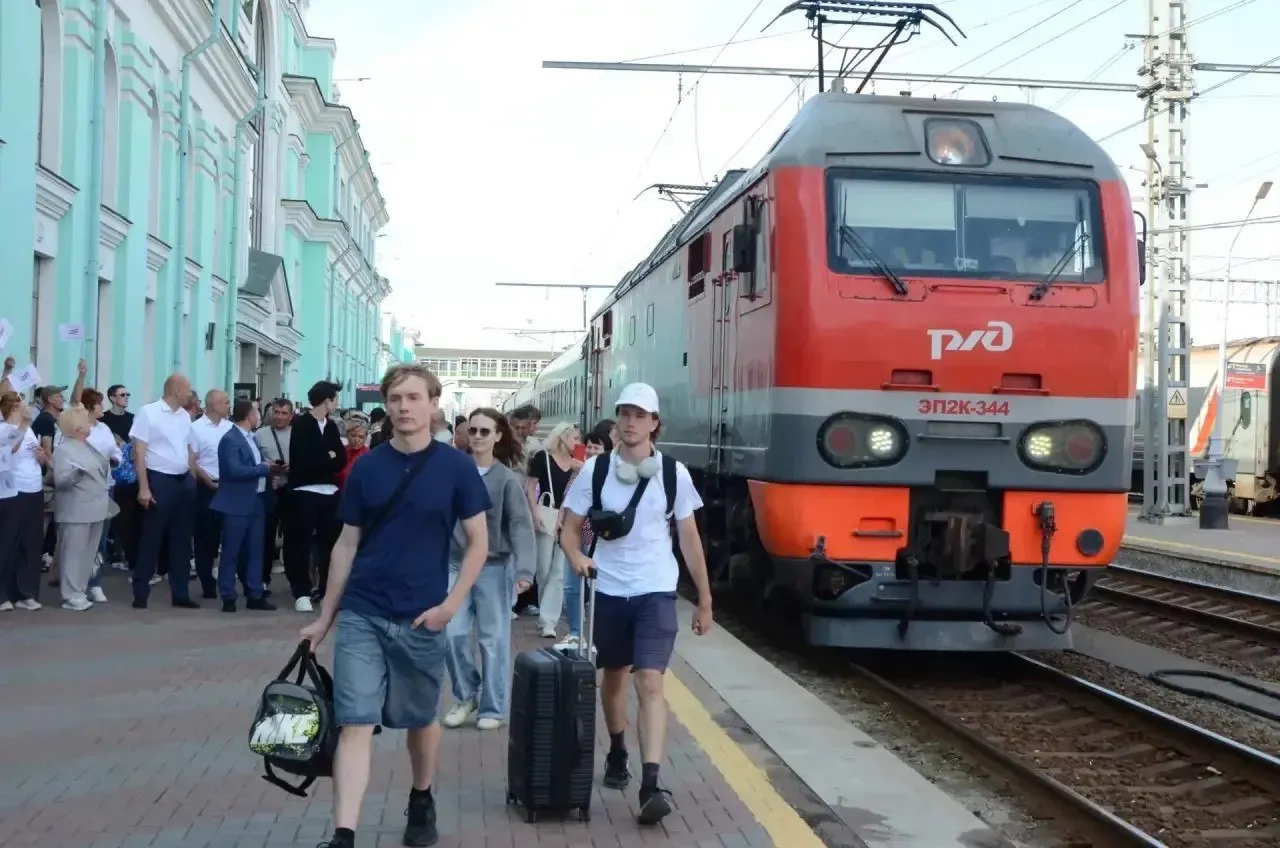 К крупной кампании Центризбиркома и РЖД причастен предвыборный поезд, который прибыл в Омск, продолжит путь по 84 городам и завершит маршрут в Москве.