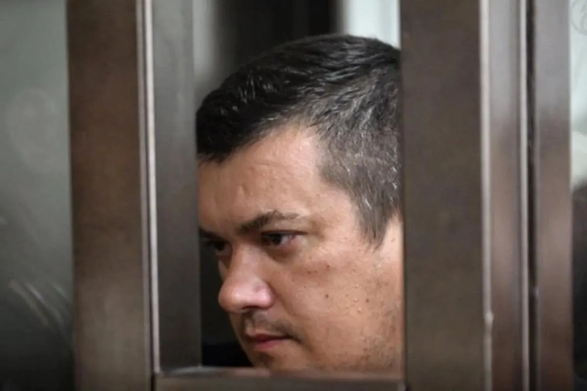 42-летний полицейский заключил контракт с Минобороны и направился в зону боевых действий; производство по делу приостановлено.