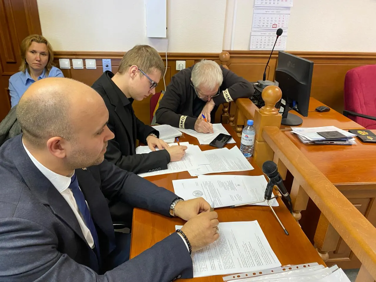 ЛДПР требует отмены регистрации списка кандидатов партии «Яблоко» на выборах в Заксобрание региона; суд оценивает своевременность документов и возможность переноса заседания.