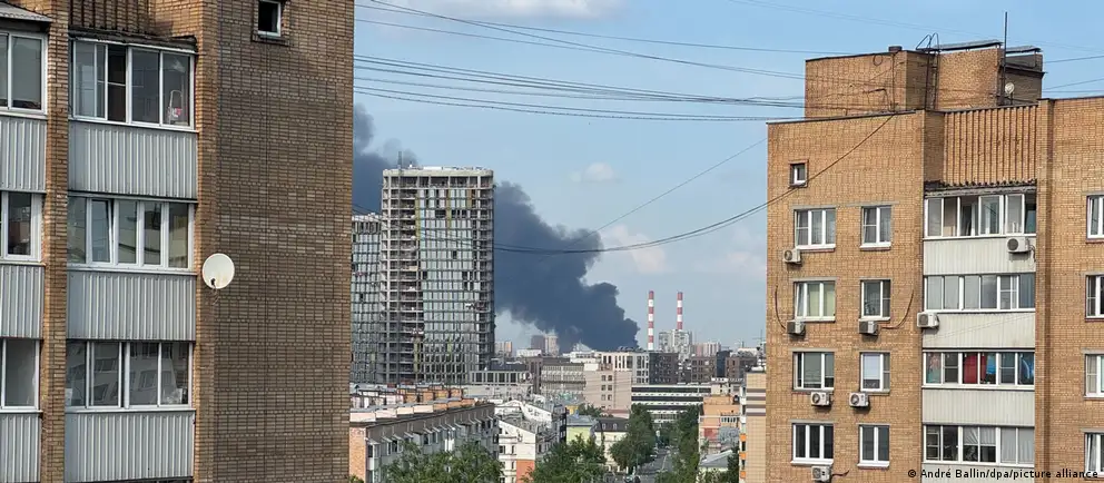 Ночью над Подмосковьем сбиты более 180 беспилотников; возможно пострадал жилой комплекс «Дюна» в Котельниках. В Москве и близлежащих аэропортах введены временные ограничения на полёты.