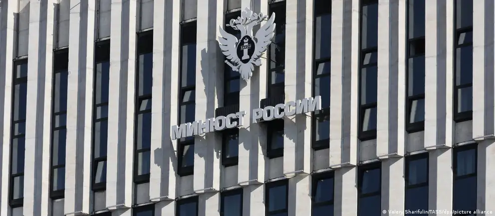 Минюст РФ пополнил реестр «нежелательных» организаций на шесть позиций, включая американский Фонд защиты прав человека и ряд антивоенных и исследовательских проектов.
