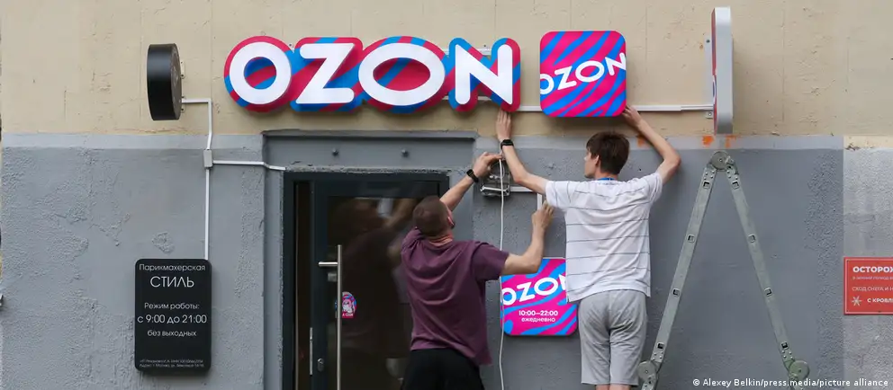 Группа приложений Ozon исчезла из Google Play; причины удаления неизвестны. Ранее банк маркетплейса попал под санкции ЕС.