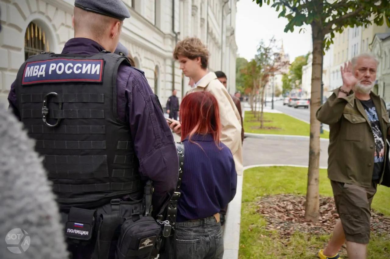 Задержанная возле здания суда рассказала об инциденте в автозаке: у одного задержанного было 17 лет, другого избили и силой затолкали в машину; паспорт у задержанного был в порядке, в сумке нашли листовки. Забрали телефоны.