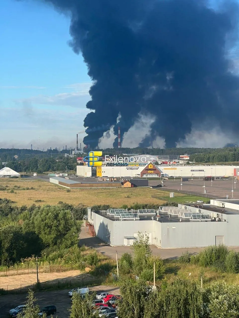 Пожар на нефтеперерабатывающем заводе после атаки дронов в Ярославской области; ранения в Курской области и другие боевые эпизоды в регионе.