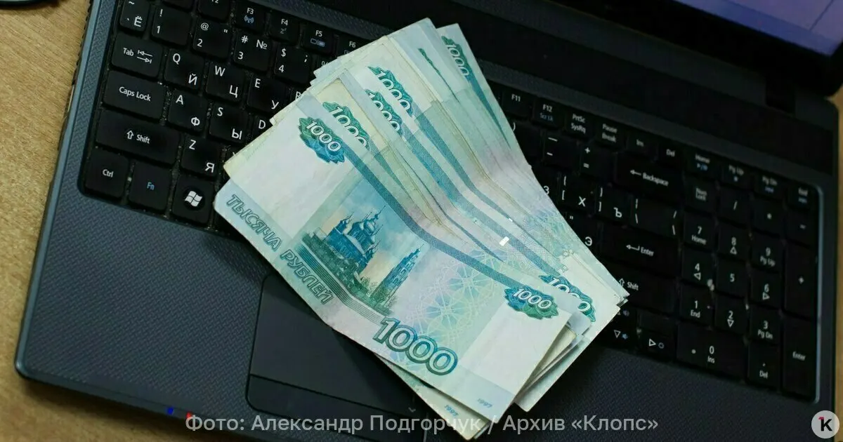 Рассматривается переход на пластиковые банкноты после изучения зарубежного опыта, с акцентом на экономику и защиту от подделок.