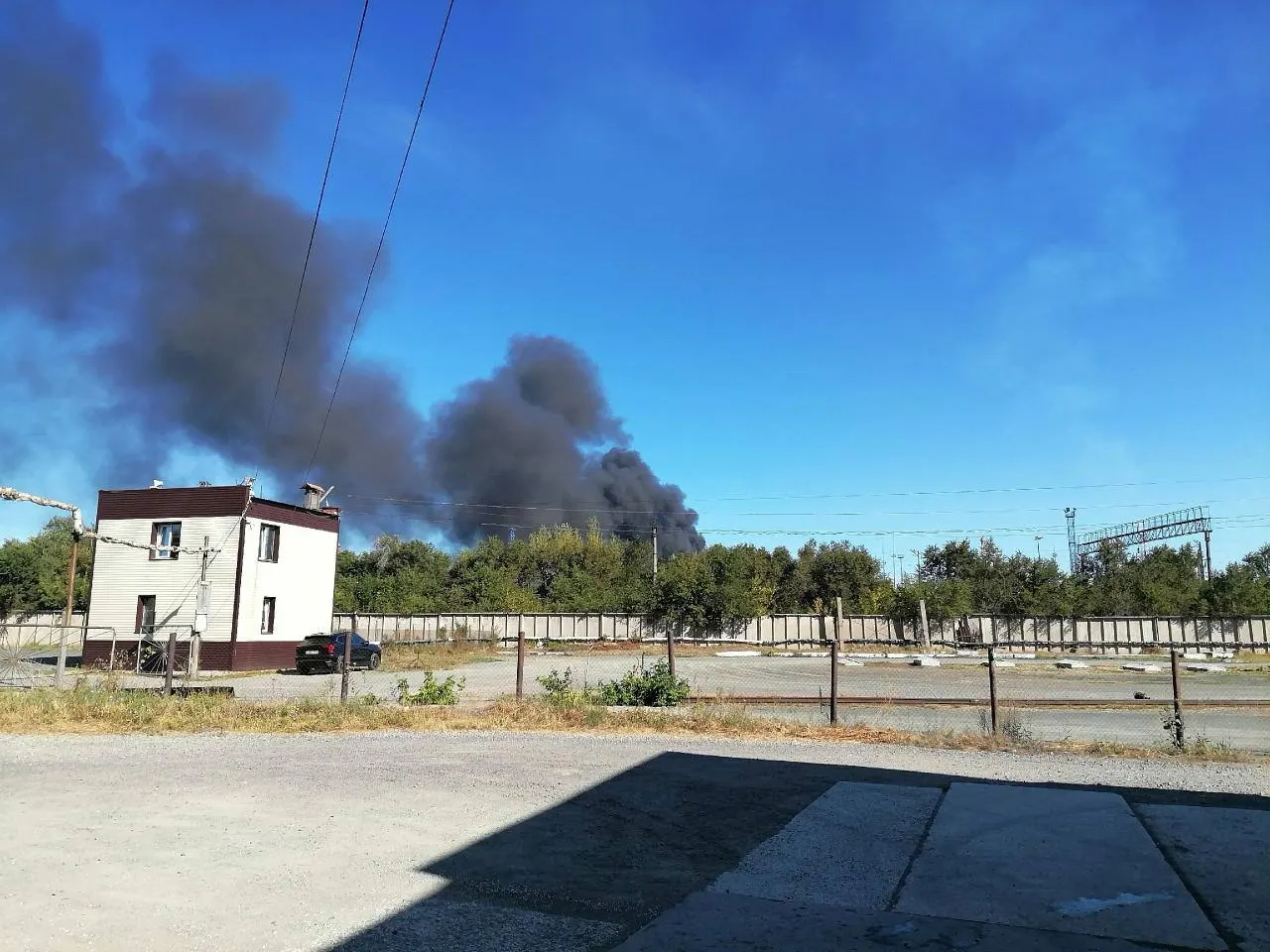 В регионе продолжается тревога из-за беспилотников: власти предупреждают о перебоях связи, жителей просят оставаться дома, возможна атака в соседнем Оренбургском регионе.