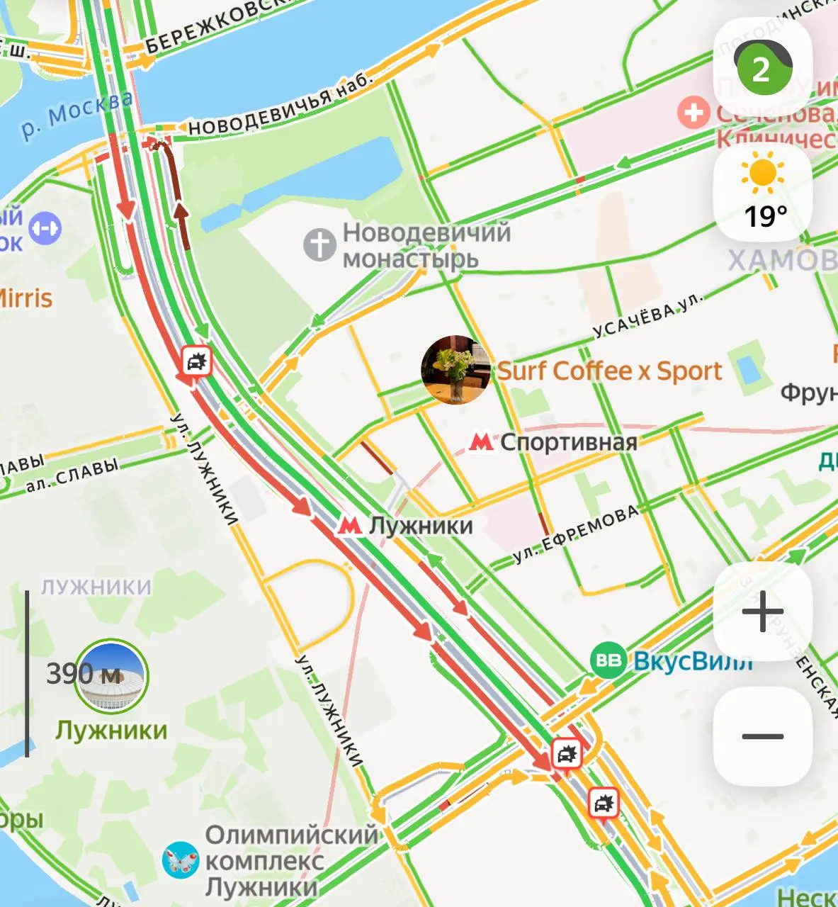 На Лужнецкой эстакаде произошла авария, движение ограничено двумя полосами из четырех, образовалась пробка примерно на километр.
