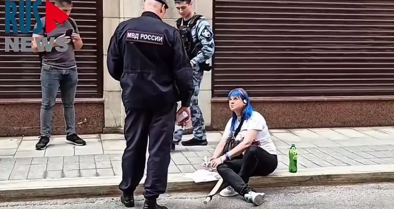 В Москве задержана женщина, пришедшая подать обращение к зданию администрации президента; акция за защиту городской зелёной среды и помощи бездомным продолжается.