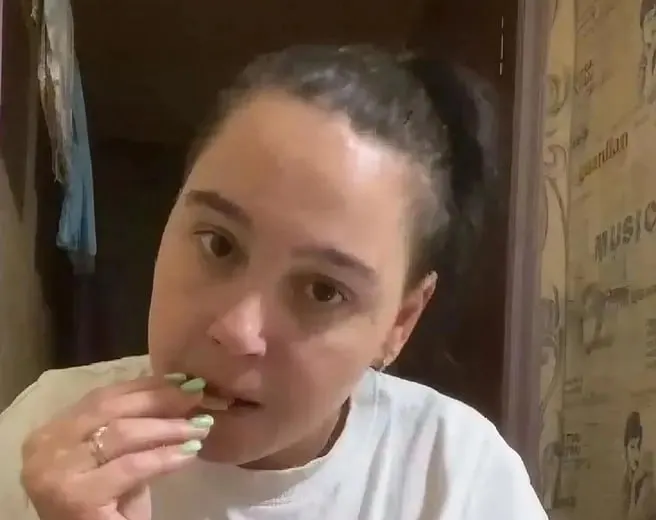 34-летняя Анастасия Коленцева, известная как «Кипишная», задержана в Москве. По данным следственных органов, она подозревается в заведомо ложном доносе; ранее в отношении неё возбуждалось уголовное дело за неисполнение родительских обязанностей. В эфире она якобы злоупотребляла алкоголем и выражалась нецензурно, а в последний раз якобы дала ребёнку попробовать электронную сигарету.