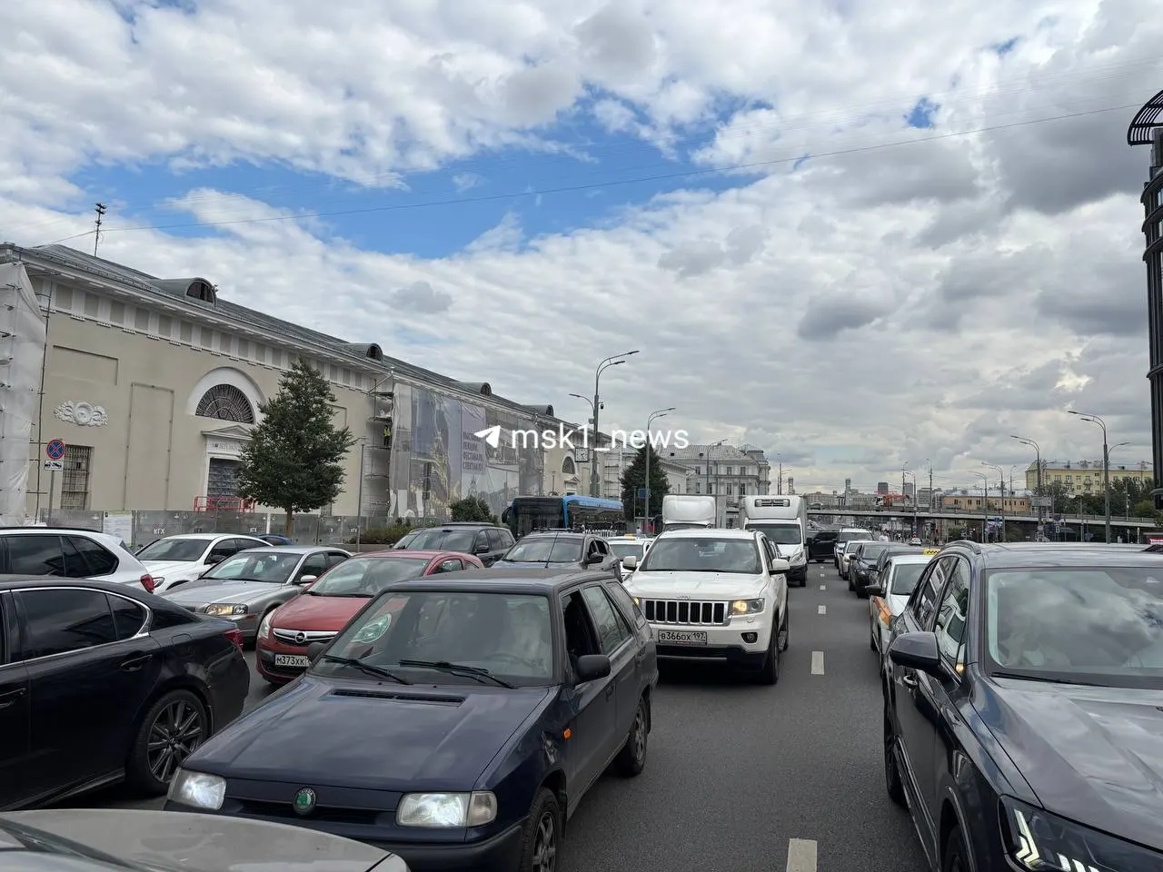 Пробки на Зубовском бульваре и Новоарбатском мосту с задержками на Садовом кольце.