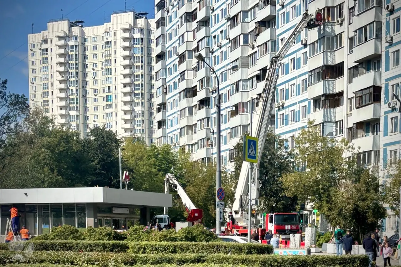 Утром 16 августа у выхода со станции Аннино на Варшавском шоссе зафиксированы повреждения стекол и оцепление; официальных комментариев пока нет.