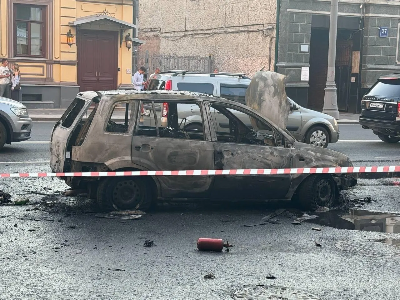 На Долгоруковской улице полностью выгорел автомобиль; водительница успела выйти из салона.