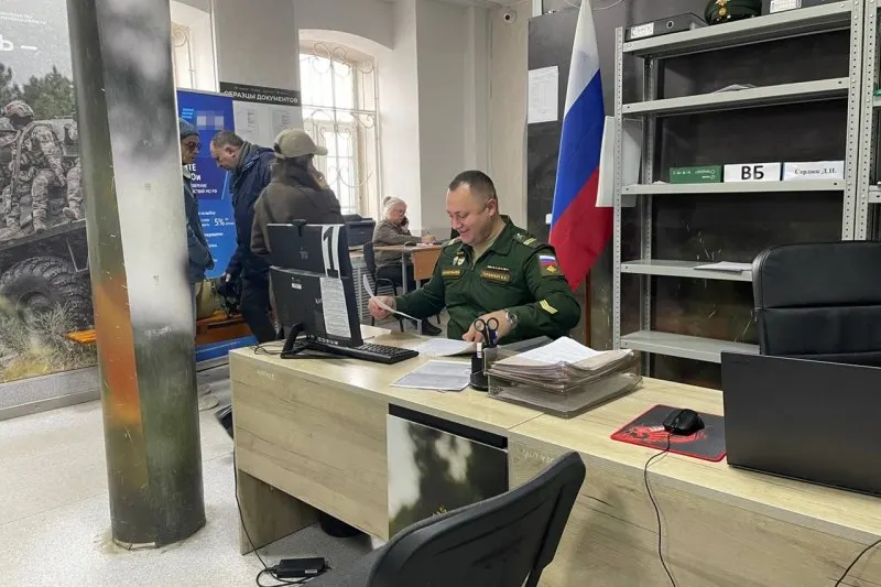 Официальные заявления развеивают слухи о мобилизации; эксперты указывают на психологическое давление на общество.
