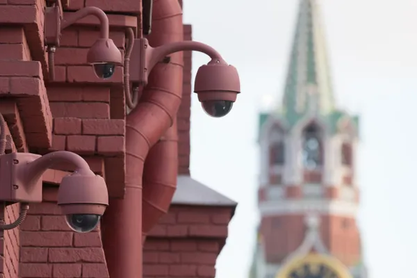 Подросток был задержан силой после того, как автоматическая система распознавания лиц якобы дала совпадение; родственники требуют расследования.