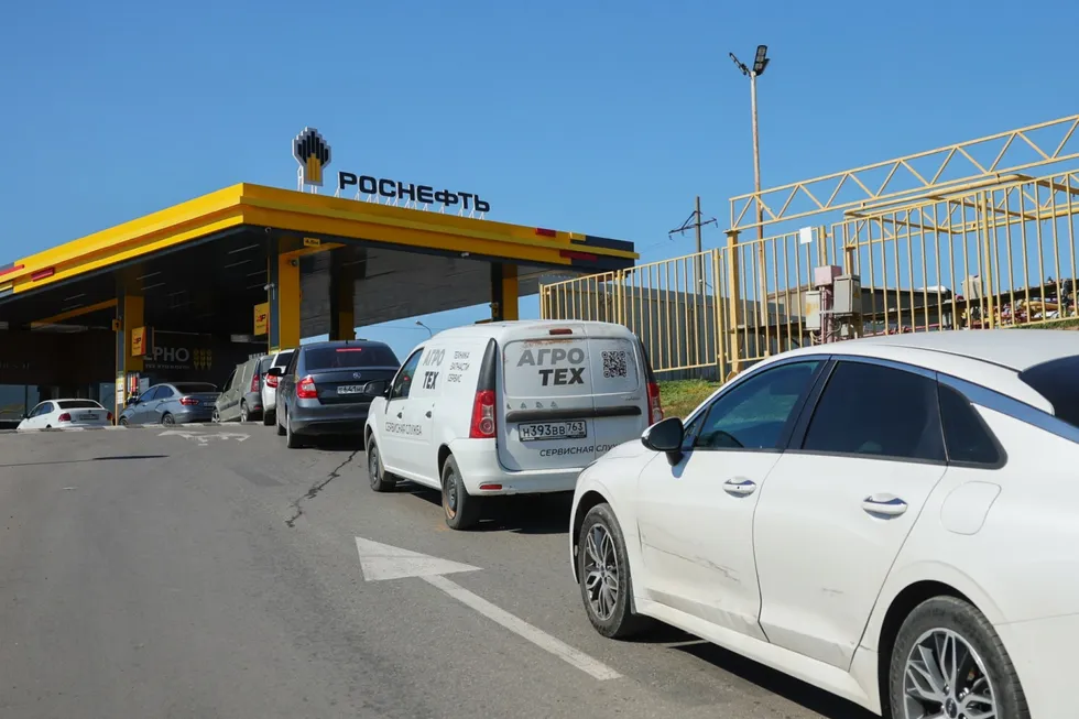 В стране снова подорожал бензин, введены ограничения на продажу топлива и очереди на АЗС; кризис затрагивает экономику и бытовые расходы населения.