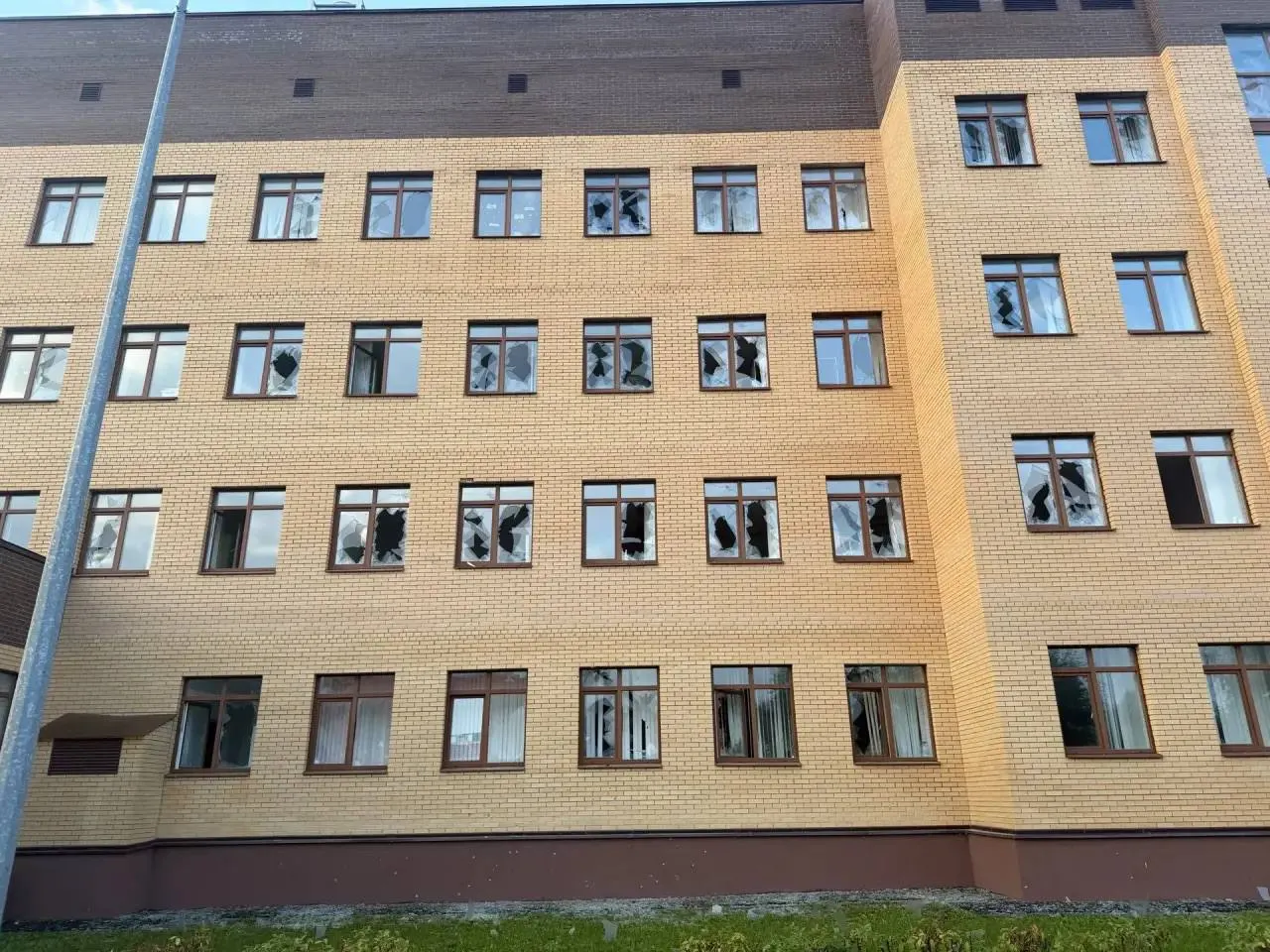 После ночной атаки беспилотников поликлиника повредилась: выбито 46 окон, два кабинета повреждены; детское отделение осталось целым, прием пациентов продолжается.