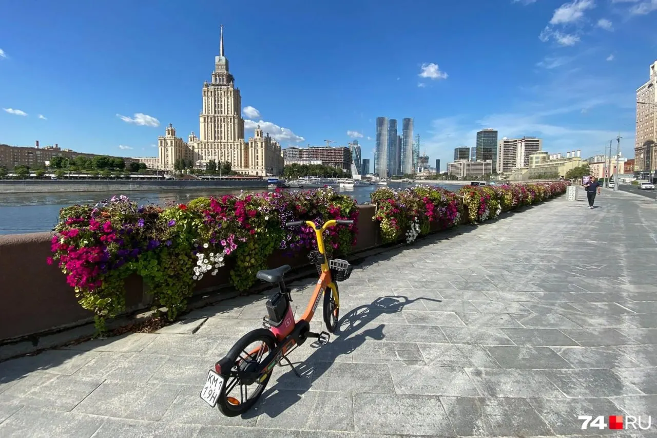 Погружение в Москву без прикрас: чистота улиц, блеск небоскрёбов и контрасты городской жизни.