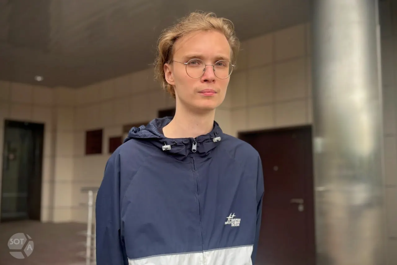 Тушинский суд Москвы признал 20-летнего Артема Кузнецова виновным по делу об участии в несанкционированной акции возле Верховного суда РФ; ему назначено 14 суток административного ареста.