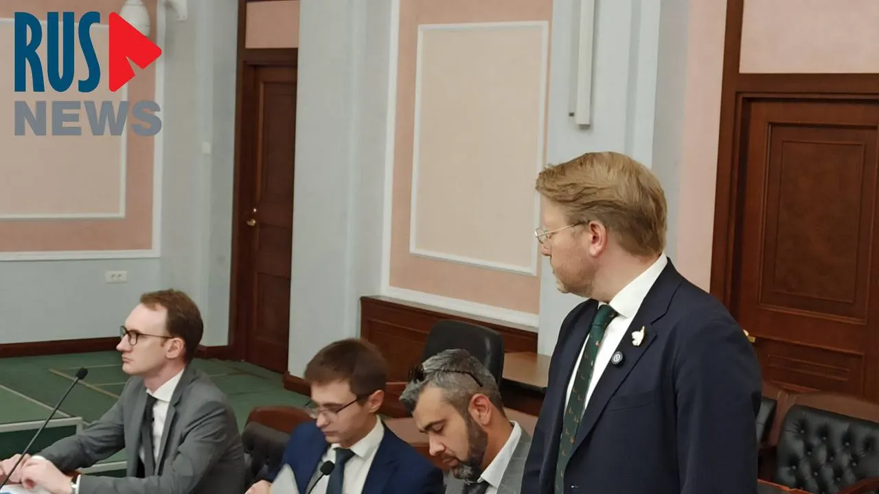 У здания Верховного суда Москвы появился второй автозак; рядом шли бойцы ОМОНа, прохожие вели прямые трансляции заседания и фиксировали слова оппозиционера о мире и возможной ядерной угрозе.