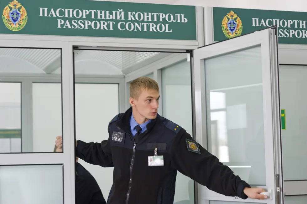 Рассказы людей о досмотрах, допросах и проверках телефонов — от Москвы до Калининграда и далее по стране.