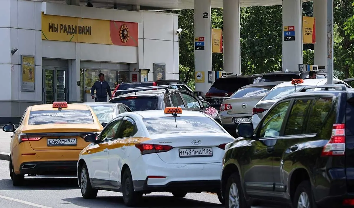 В стране действуют ограничения на продажи бензина в 58 регионах, экспорт в основном идет за границу, а импорт топлива растет.