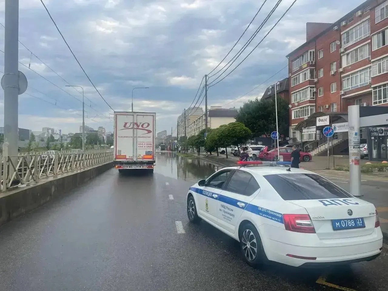 Сотрудники полиции прибыли на затопленные участки под Москвой, чтобы регулировать движение и обеспечивать безопасность водителей и пешеходов.