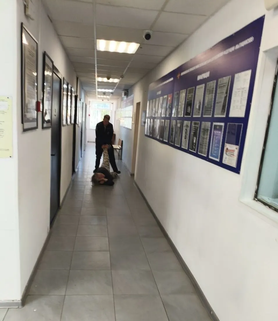 Активистка Екатерина Григорьева и её мама рассказали о силовом задержании после спила березы рядом с домом, включая применение наручников и спорные действия сотрудников.