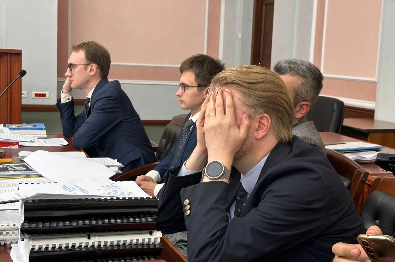 Юристы настаивают на отсутствии нарушений авторских прав и отсутствии доказательств иностранного финансирования; суд удалился в совещательную комнату.