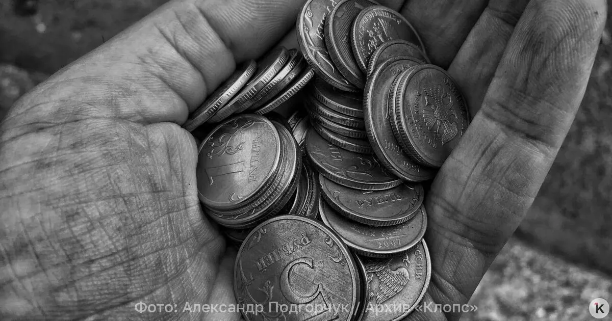 На 1 июля 2026 года средняя пенсия по старости в России составила 27 224 рубля; работающих пенсионеров — около 24 929 рублей в месяц, неработающих — 27 850.