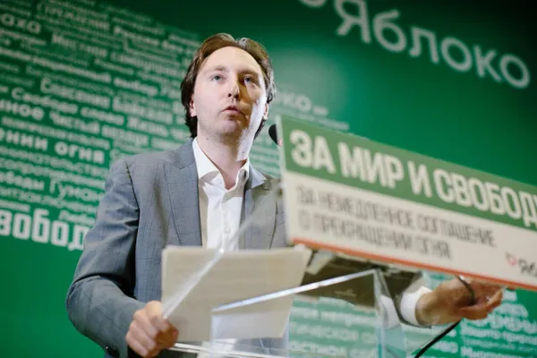 За две недели партия Яблоко получила около восьми тысяч заявок на вступление, и снятие списка с выборов усилило активность сторонников.