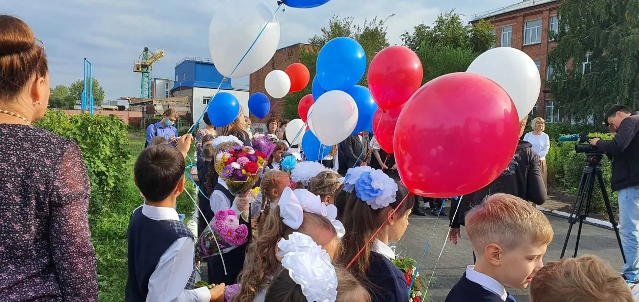 В Омске сборы на школьную подготовку подскочили на 10% за год: средняя сумма достигла 16 000 рублей, а за семь лет стоимость значительно выросла.