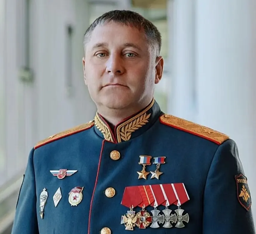 Дело касается демонстрации символики, связанной с нацизмом; рассматриваются штрафы и возможное лишение права баллотироваться.