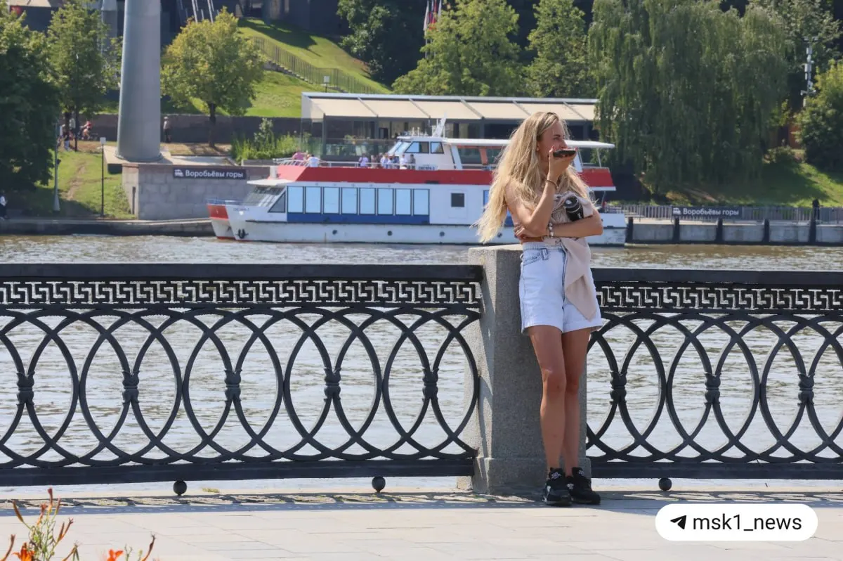 В столице — +31°C. На ближайшие дни ожидается сильная жара без осадков, однако во второй половине дня синоптики не исключают грозы с дождём. Фотоподборка с отдыхающими москвичами.