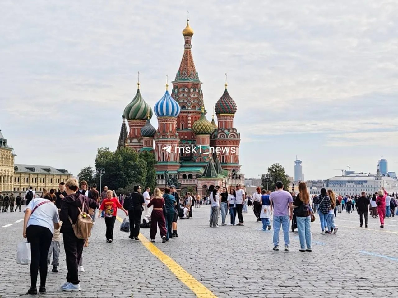 День Государственного флага в столице: прохожие гуляют без ограничений, на Манежной идёт фестиваль, погода благоприятная.