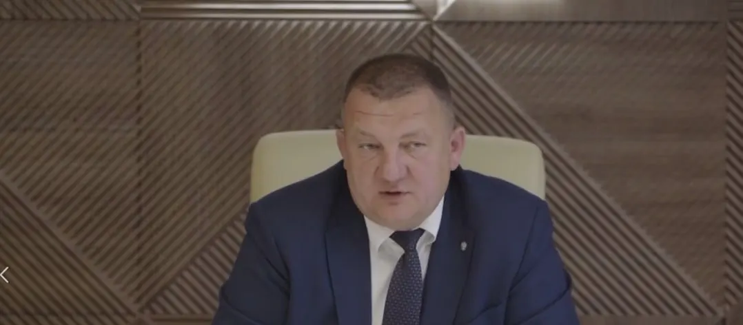 Министр промышленности и торговли Удмуртии сообщил, что очереди за топливом для госмашин такие же, как у обычных водителей, и призвал к балансировке рынка.
